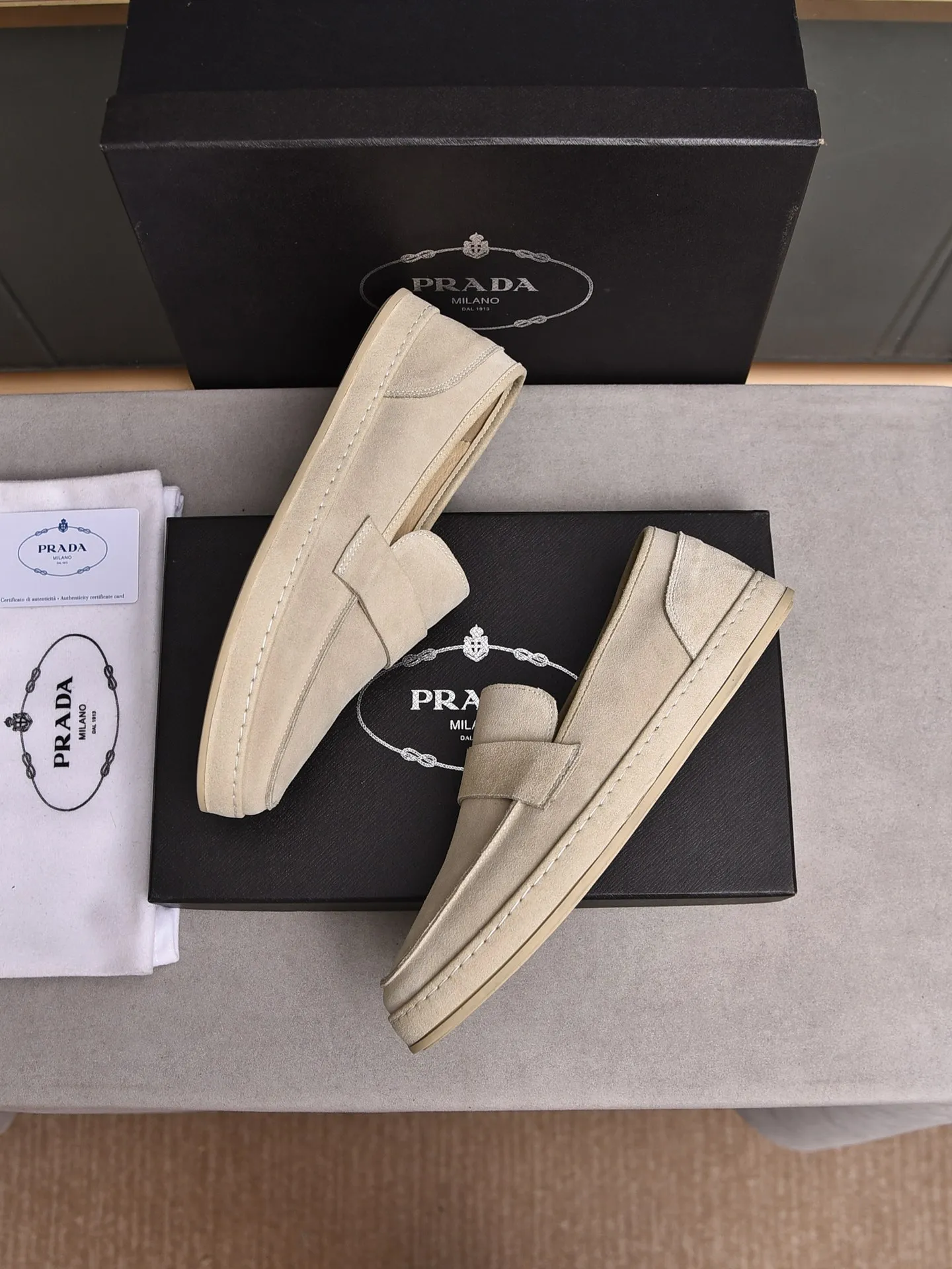 👟👟👟Men's Shoes💰P420 🆕🔥New Updates🔥👟PRADA (Prada) new products are released, imported soft cowhide, fashionable to allow air to penetrate the entire shoe, and the awesome shoes [strong] bring an extremely comfortable and breathable feeling! Beautiful inside and out! Exquisite workmanship, top-grade cowhide material, 😌Number: 38~44, 3 colors available: black, white and blue.